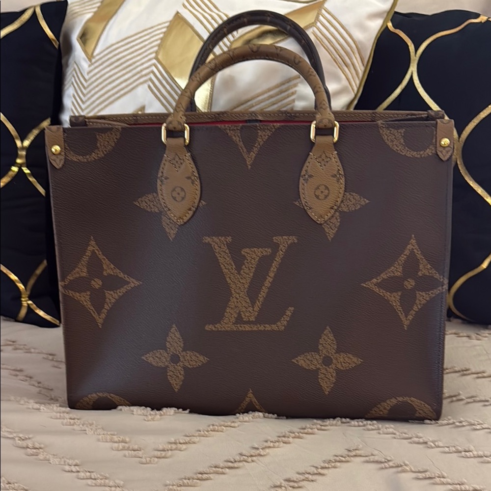 Louis Vuitton Reversible On The Go tote. Perfect work bag for everyday luxury!